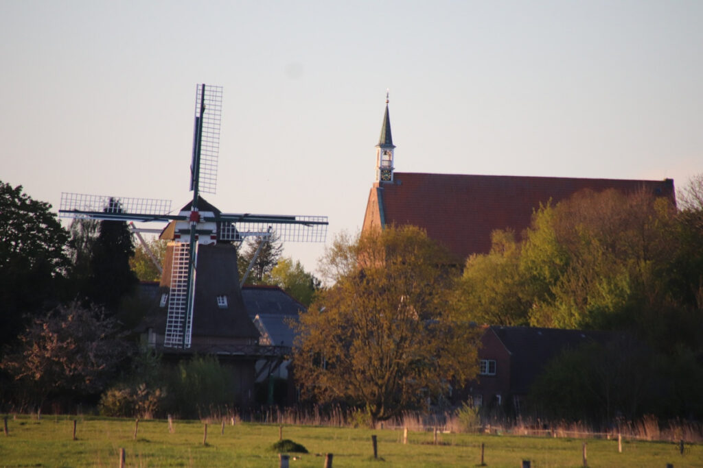 Sengwarden Mühle und Kirche - Dorfansicht - © Nordseebienen